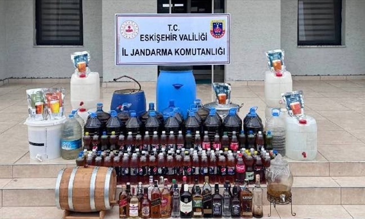 Gündemden Son Bilgiler: Eskişehir Odunpazarı'nda 434 litre kaçak içki ele geçirildi, zanlı yakalanarak gözaltı