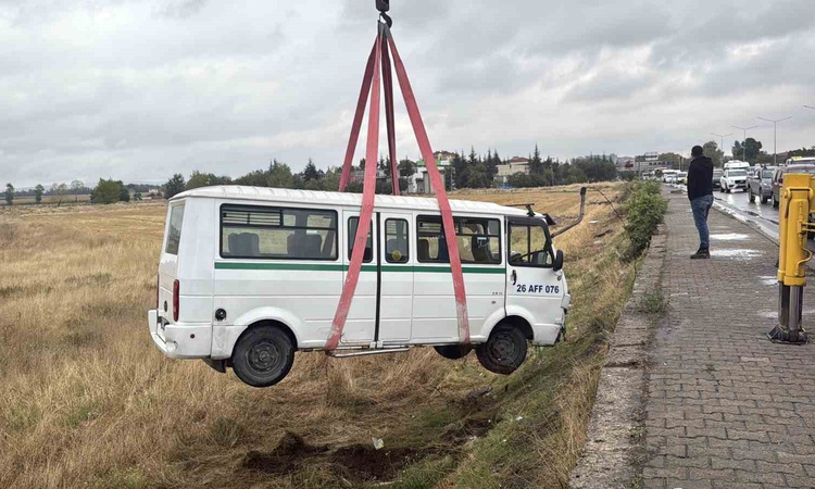 Gündemden Son Bilgiler: Eskişehir'de otomobil ile minibüs çarpıştı, minibüs tarlaya uçtu, 1 kişi yaralandı: Ge