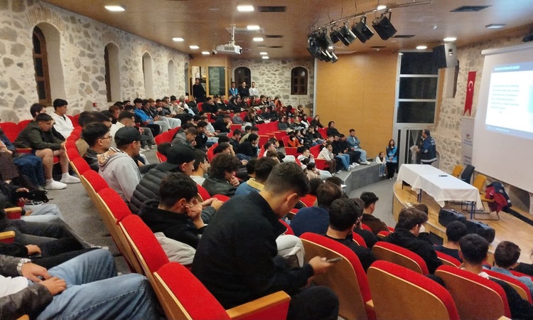 Gündemden Son Bilgiler: Eskişehir polisi Sivrihisar ve Alpu'da 565 kişiye narkotik eğitimi verdi ve Merak Edil