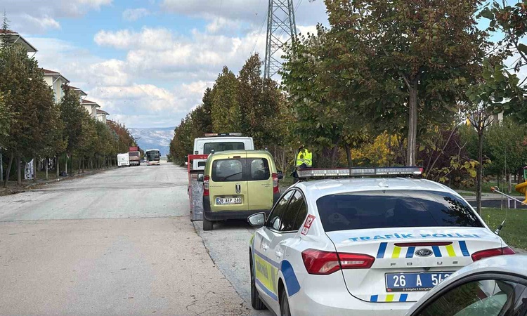 Gündemden Son Bilgiler: Eskişehir'de polisten kaçan ehliyetsiz sürücü yakalandı, 297 bin TL ceza kesildi | İşt