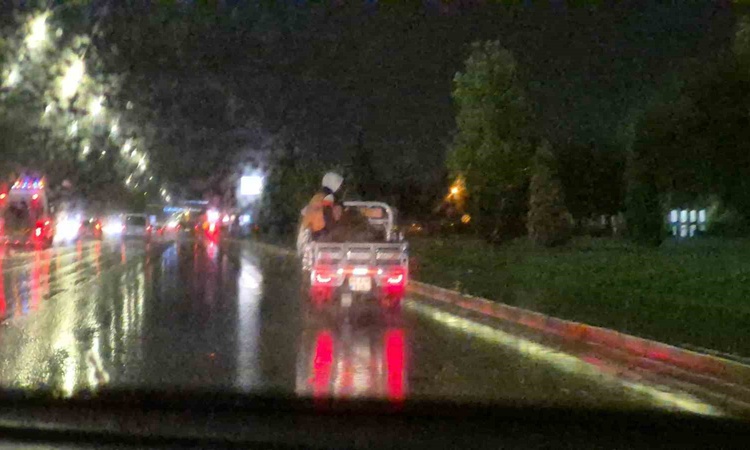 Gündemden Son Bilgiler: Eskişehir'de üç tekerlekli motosikletin kasasındaki yolcular yağmurda tehlike saçtı -