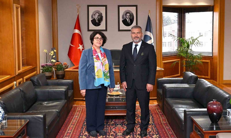 Gündemden Son Bilgiler: ESOGÜ Rektörü Gümüşsoy, Anadolu Üniversitesi Rektörü Adıgüzel'e iadeiziyaret yaptı.: G