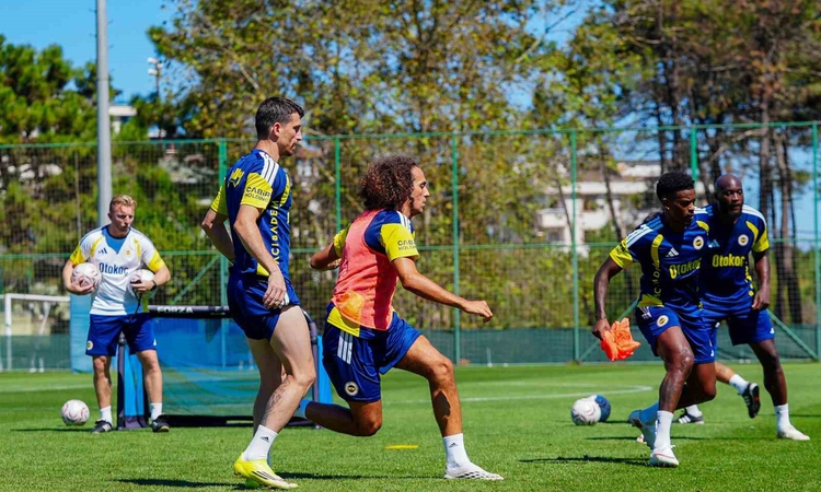 Gündemden Son Bilgiler: Fenerbahçe’de İsmail Kartal antrenmanda yer almadı: Gelişmeler Takip Ediliyor