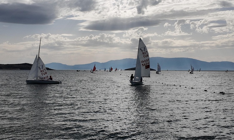 Gündemden Son Bilgiler: Foça'da TYF Yelken Ligi ilk ayak yarışları 108 sporcunun katılımıyla resmen start aldı
