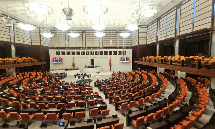 Gündemden Son Bilgiler: Fon tasfiyesi teklifi TBMM'de kabul edildi, 131 yatırım fonu etkilendi ve Merak Edilen
