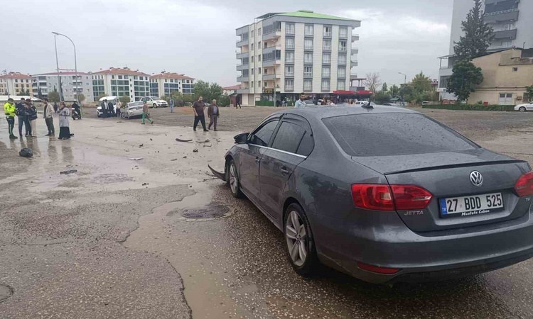Gündemden Son Bilgiler: Gaziantep'in İslahiye ilçesinde 2 otomobil kavşakta çarpıştı, maddi hasar oluştu: Geli
