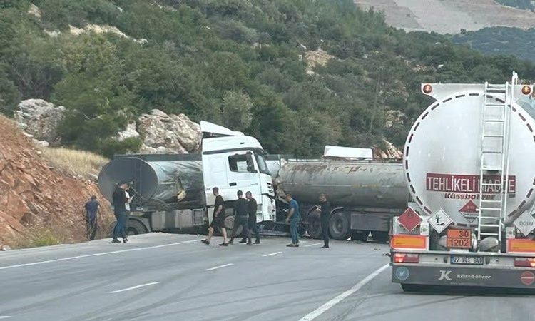Gündemden Son Bilgiler: Gaziantep Nurdağı'nda iki akaryakıt tankeri çarpıştı, tonlarca yakıt yola döküldü | İş