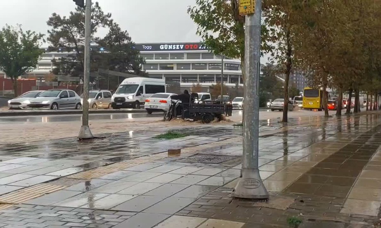 Gündemden Son Bilgiler: Gaziantep'te sağanak cadde ve sokaklarda su birikintilerine yol açtı | İşte Tüm Ayrınt