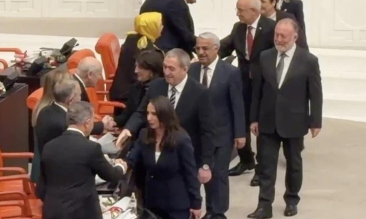 Gündemden Son Bilgiler: Genel Kurul'da dikkat çeken anlar! DEM Partili vekiller tokalaşmak için sıraya girdi |