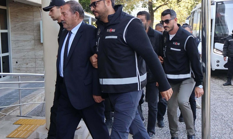 Gündemden Son Bilgiler: Görevden uzaklaştırılan Milas Belediye Başkanı Topuz Burdur E Tipi Cezaevi'ne nakledil