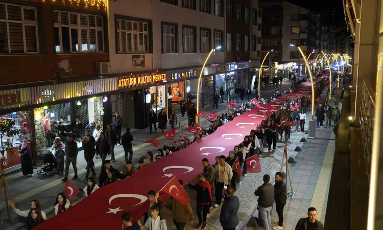Gündemden Son Bilgiler: Gümüşhane'de Cumhuriyet kortejinde 103 metrelik Türk bayrağı açıldı - Son Dakika Bilgi