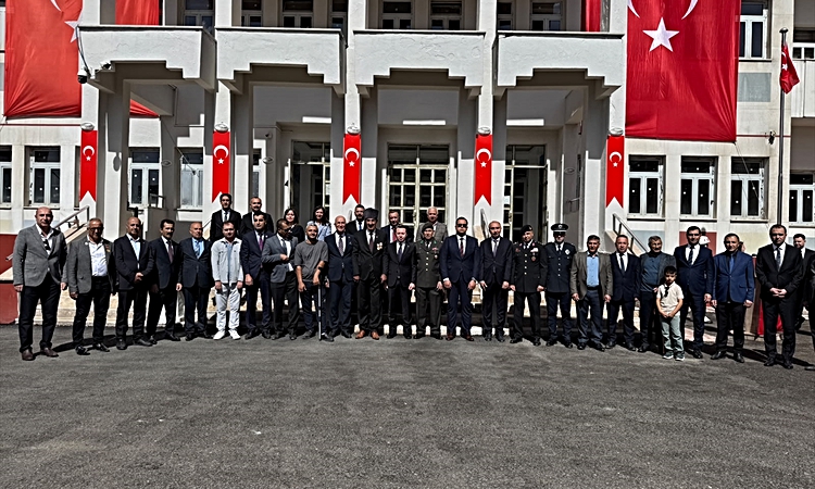 Gündemden Son Bilgiler: Hakkari Yüksekova'da Gaziler Günü programında Atatürk Anıtı'na çelenk sunuldu | İşte T