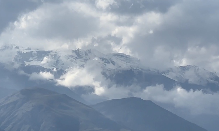 Gündemden Son Bilgiler: Hakkari Yüksekova'da sıcaklık düşünce Cilo Dağları'nın zirveleri karla kaplandı