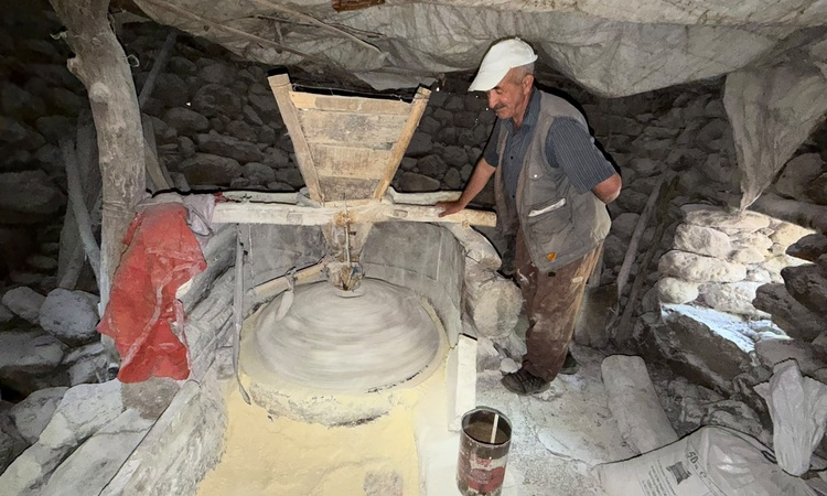 Gündemden Son Bilgiler: Hakkari Yüksekova'da yaklaşık 1,5 asırlık değirmeni Hüseyin Kartal 47 yıldır işletiyor