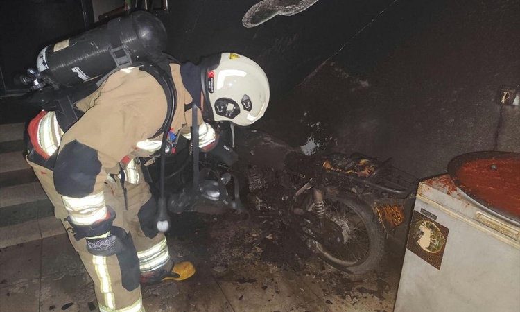 Gündemden Son Bilgiler: Hatay Arsuz'da motosiklet yangınında mahsur kalan 2'si çocuk 4 kişi kurtarıldı ve Mera