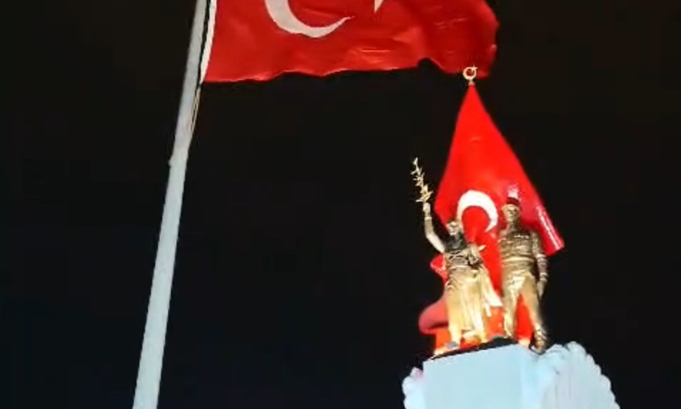 Gündemden Son Bilgiler: Hatay genelinde fırtına ve yağış yüzünden bayraklar zarar görmesin diye indirildi - So