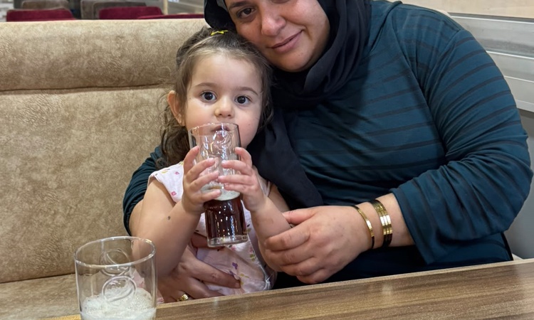 Gündemden Son Bilgiler: Hatay Reyhanlı'da otomobil anne ve 4 yaşındaki kızına çarptı, anne öldü, sürücü kaçtı