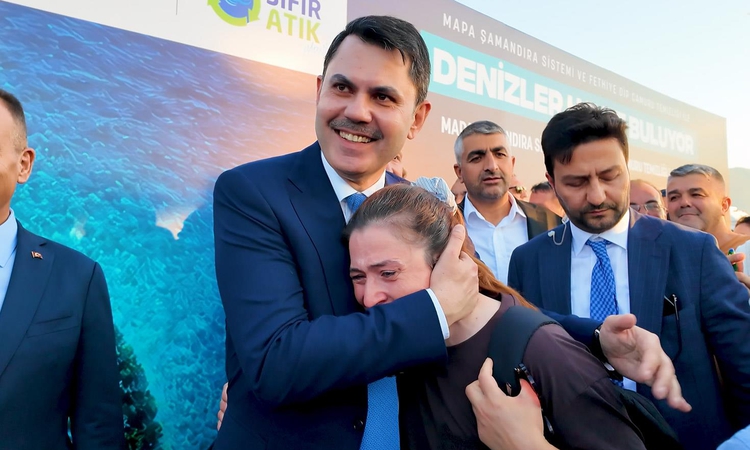 Gündemden Son Bilgiler: Hataylı depremzede gözyaşları içinde Bakan Kurum'a teşekkür etti - Son Dakika Bilgiler