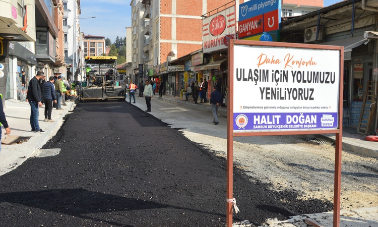 Gündemden Son Bilgiler: Havza'da belediye ekipleri sıcak asfalt çalışması yapıyor