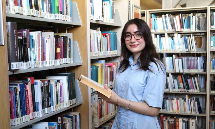Gündemden Son Bilgiler: İEÜ mezunu Berra Okudurlar, Gençlerin Nobel'i yarışmasında edebiyat birincisi oldu | İ