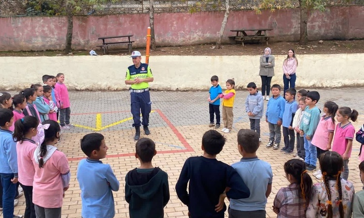 Gündemden Son Bilgiler: İl Jandarma Komutanlığı okullarda trafik güvenliği eğitimi verdi: Gelişmeler Takip Edi