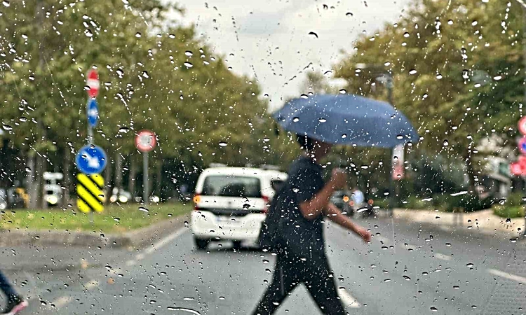 Gündemden Son Bilgiler: İstanbul'da beklenen yağmur etkili oldu, hazırlıksız yakalananlar zor anlar yaşadı: Ge