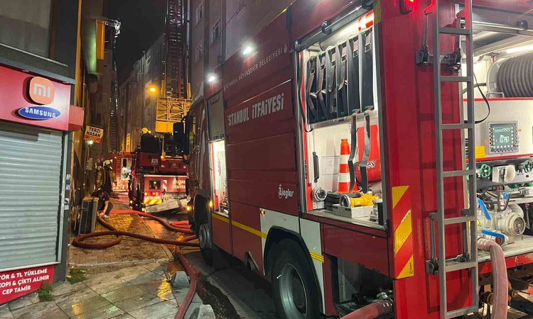 Gündemden Son Bilgiler: İstanbul Esenler'de 5 katlı binanın çatısındaki yangın itfaiye ekiplerince söndürüldü