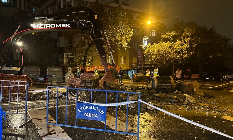 Gündemden Son Bilgiler: İstanbul Eyüpsultan'da yağışta çöken yolda ekipler güvenlik önlemi aldı: Gelişmeler Ta