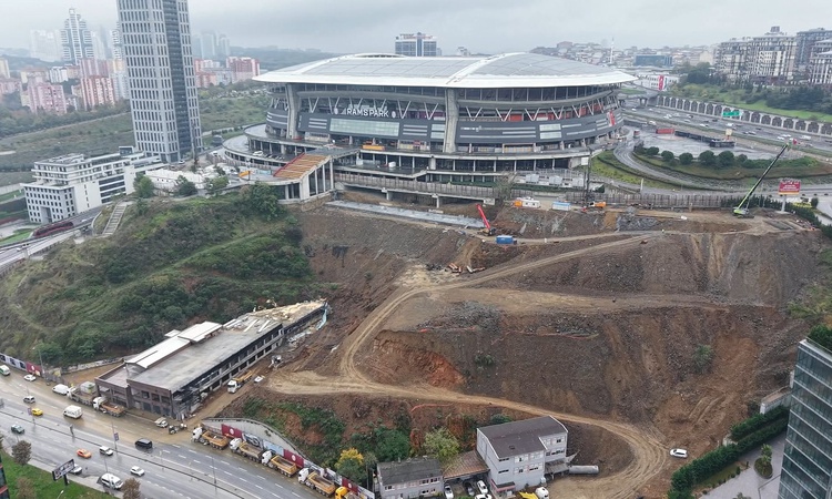 Gündemden Son Bilgiler: İstanbul Kağıthane'de toprak kayması sonrası belediye ekipleri çalışma başlattı