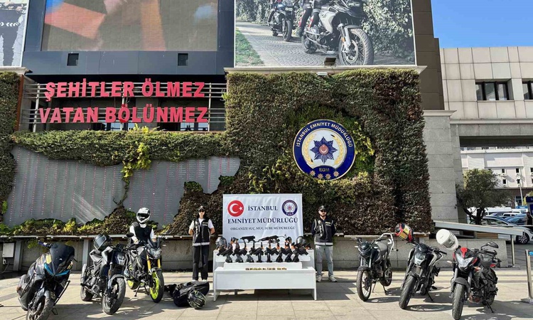 Gündemden Son Bilgiler: İstanbul polisi çete operasyonunda ele geçen 153 tabancayı sergiledi | İşte Tüm Ayrınt