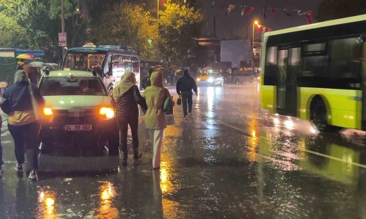 Gündemden Son Bilgiler: İstanbul'da sağanak ve fırtına yaşamı olumsuz etkiledi, ulaşımda aksamalar meydana gel
