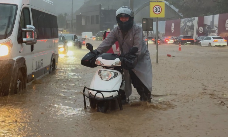 Gündemden Son Bilgiler: İstanbul'da sağanak, Sarıyer ve Kağıthane'de cadde ve sokakları su bastı - Son Dakika
