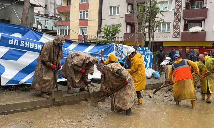 Gündemden Son Bilgiler: İstanbul Sarıyer Ayazağa'da sel temizliğine 300 jandarma personeli destek verdi
