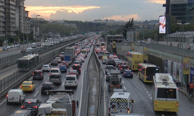 Gündemden Son Bilgiler: İstanbul'da trafik yoğunluğu yüzde 78'e ulaştı | İşte Tüm Ayrıntılar
