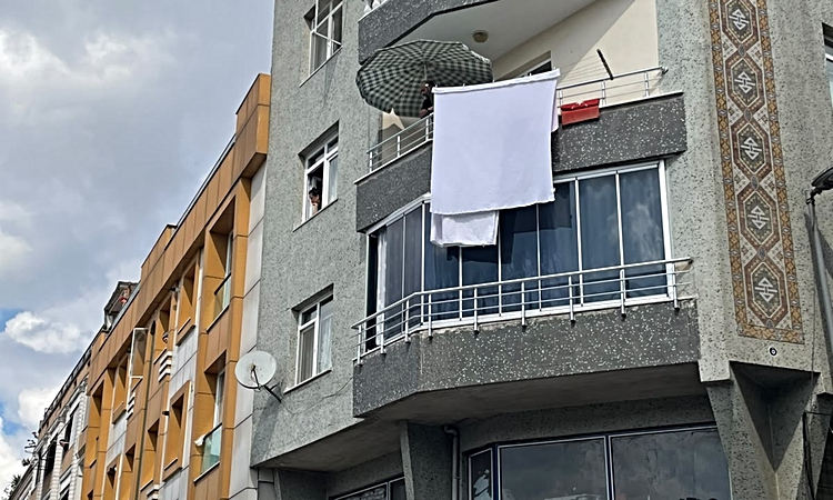 Gündemden Son Bilgiler: İstanbul Zeytinburnu'nda temizlik yapan kadın 5. kattan düşüp hastanede öldü ve Merak