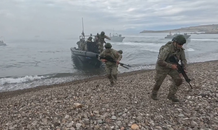 Gündemden Son Bilgiler: İzmir Foça'da komandolar deniz hücum harekatı eğitimi gerçekleştirdi | İşte Tüm Ayrınt