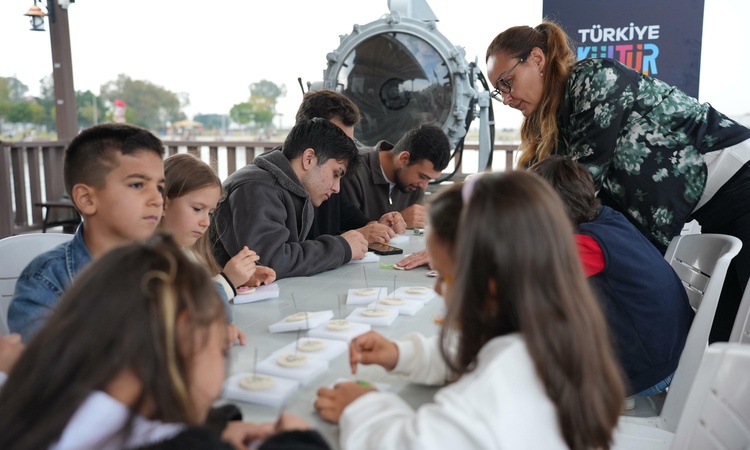 Gündemden Son Bilgiler: İzmir Kültür Yolu Festivali ikinci gününde tiyatro, konser ve atölyelerle sürdü | İşte