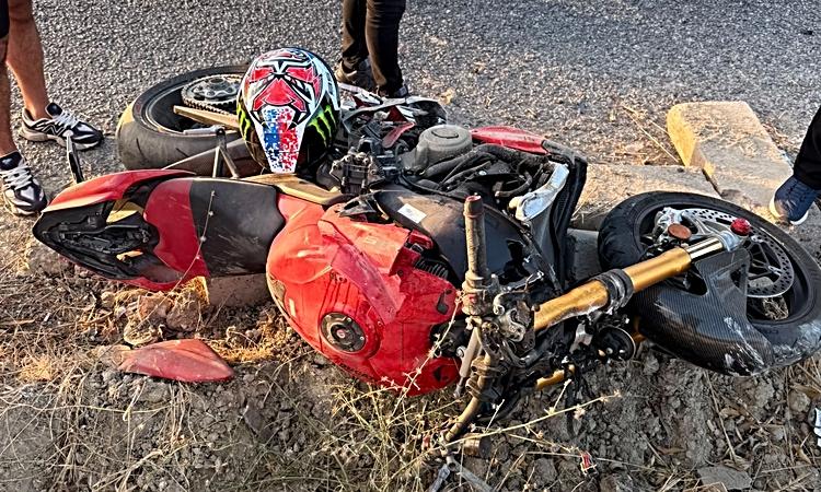 Gündemden Son Bilgiler: İzmir'de refüje çarpan motosikletin sürücüsü yaşamını yitirdi