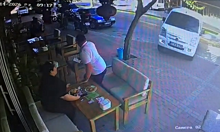 Gündemden Son Bilgiler: Kafede oturanlara hafif ticari araç çarptı; 1 yaralı ve Merak Edilenler