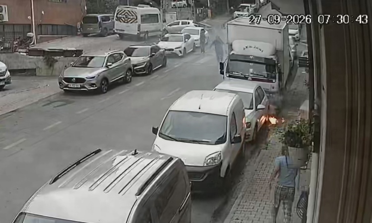 Gündemden Son Bilgiler: Kağıthane'de yeraltı kabloları yandı, sürücü aracını uzaklaştırırken patlama oldu ve M