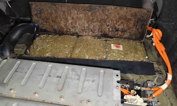 Gündemden Son Bilgiler: Kapitan Andreevo'da akünün arkasına gizlenen 4 kilo 560 gram esrar ele geçirildi