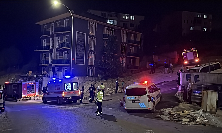 Gündemden Son Bilgiler: Karabük'te apartman dairesinde çıkan yangında 2 kişi dumandan etkilendi ve Merak Edile