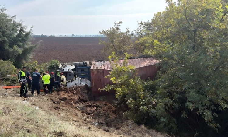 Gündemden Son Bilgiler: Karacabey'de kontrolden çıkan TIR tarlaya uçtu, 61 yaşındaki sürücü yaralandı | İşte T