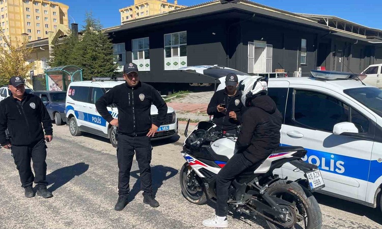 Gündemden Son Bilgiler: Karaman'da polis, okul ve yurt çevresi denetiminde 10 araca cezai işlem uyguladı: Geli