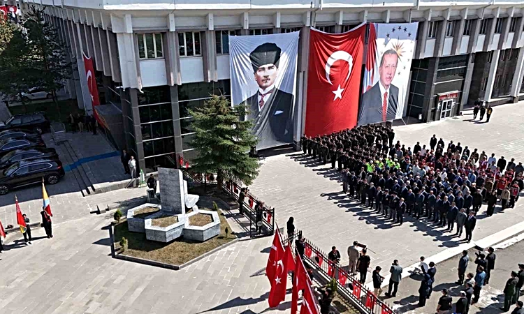 Gündemden Son Bilgiler: Kars'ta 19 Eylül Gaziler Günü töreninde Vali Polat gazilerle buluştu - Son Dakika Bilg