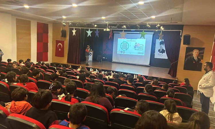 Gündemden Son Bilgiler: Kars'ta öğrencilere siber zorbalık ve teknoloji bağımlılığı semineri verildi
