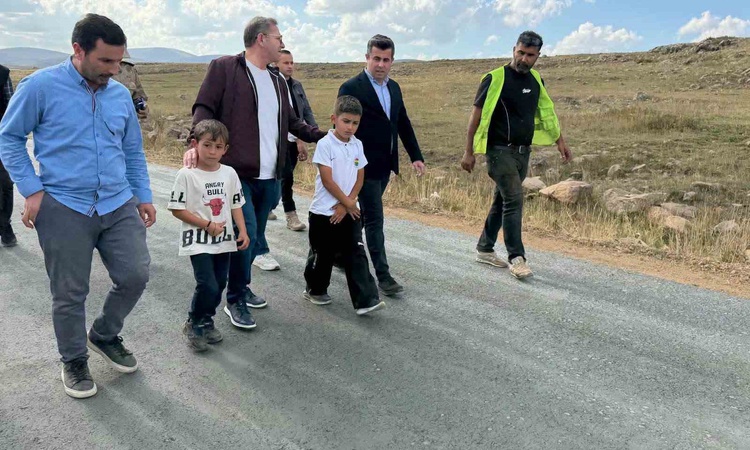 Gündemden Son Bilgiler: Kars Valisi Ziya Polat, Susuz'da SSB'li köy yollarını inceledi, çocuklar eşlik etti