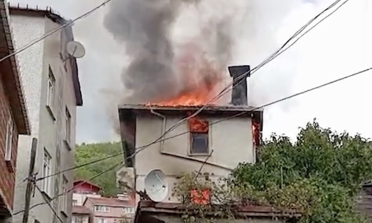 Gündemden Son Bilgiler: Kastamonu Cide'de iki katlı evde çıkan yangın diğer evlere sıçramadan söndürüldü ve Me