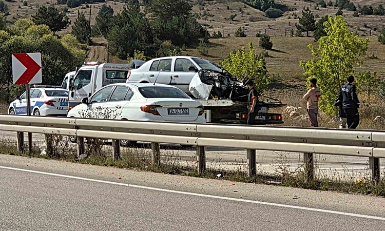 Gündemden Son Bilgiler: Kastamonu’da elektrik direğine çarpan otomobil hurdaya döndü: 2 yaralı ve Merak Edilen