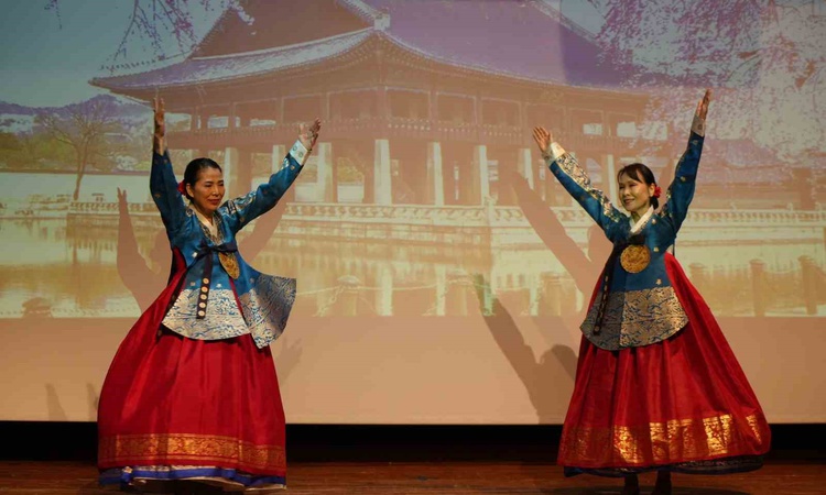Gündemden Son Bilgiler: Kastamonu'da Güney Kore'nin Hanbok defilesi KUZKA desteğiyle düzenlendi - Son Dakika B